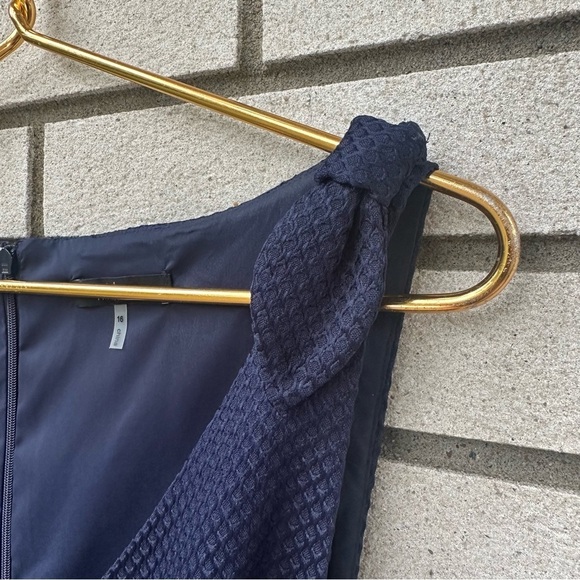 Trina Turk Observer Navy Textured V-Neck Bow Strap Cropped Jumpsuit Sz 16 - Picture 7 of 16